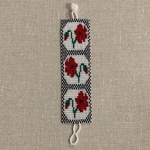 🌷3 for$25🌷Handmade, US OS, Red White & Black Hand Beaded Flower Bracelet, NWOT